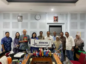 Pimpinan FISIP Unhas berfoto bersama delegasi dari Rikkyo University Jepang yang dipimpin oleh Prof. Yukiko Kuramoto (memegang spanduk Rikkyo) usai penandatanganan kerja sama akademik Double Degree dan Joint Degree Program (21/10/2025). (dok: Prodi, Administrasi 